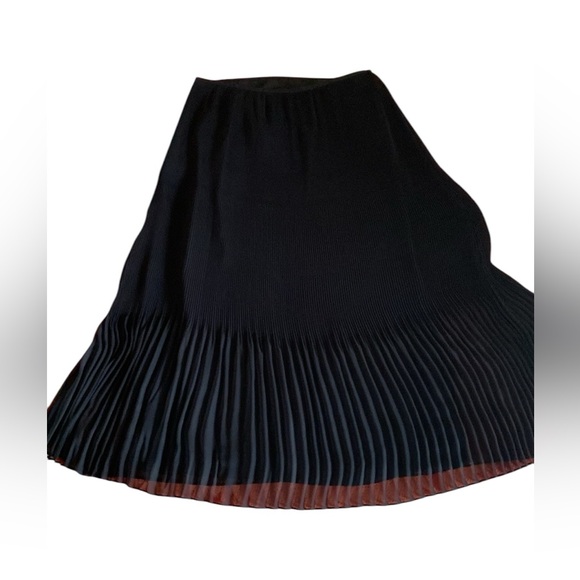 Alfani brand black pleated skirt. Size 8 - Picture 2 of 4